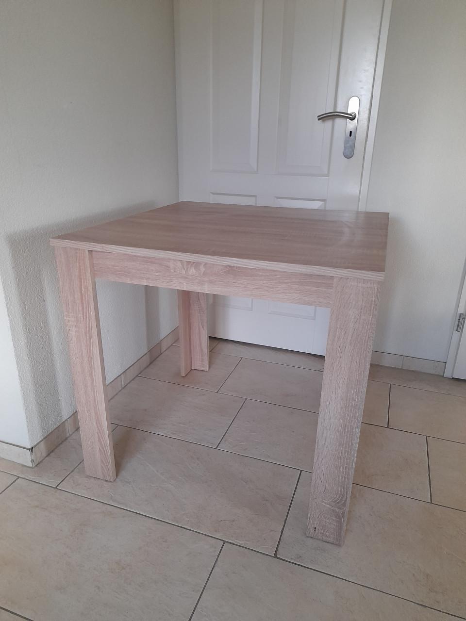 Nette tafel 80 x 80  x 75 H (z.g.a.n.)