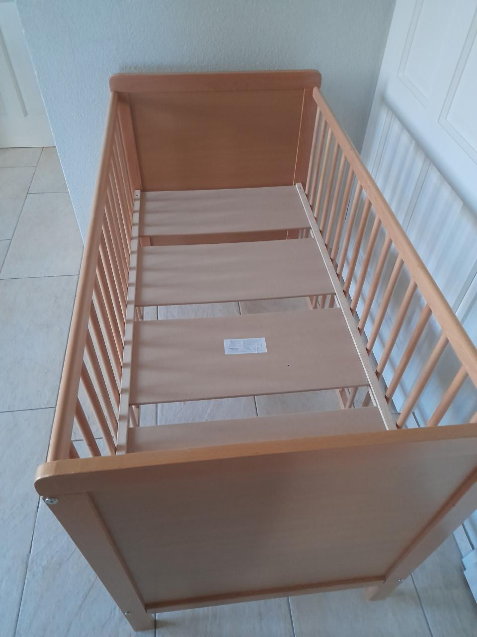 Houten ledikantje (in goede nette staat )