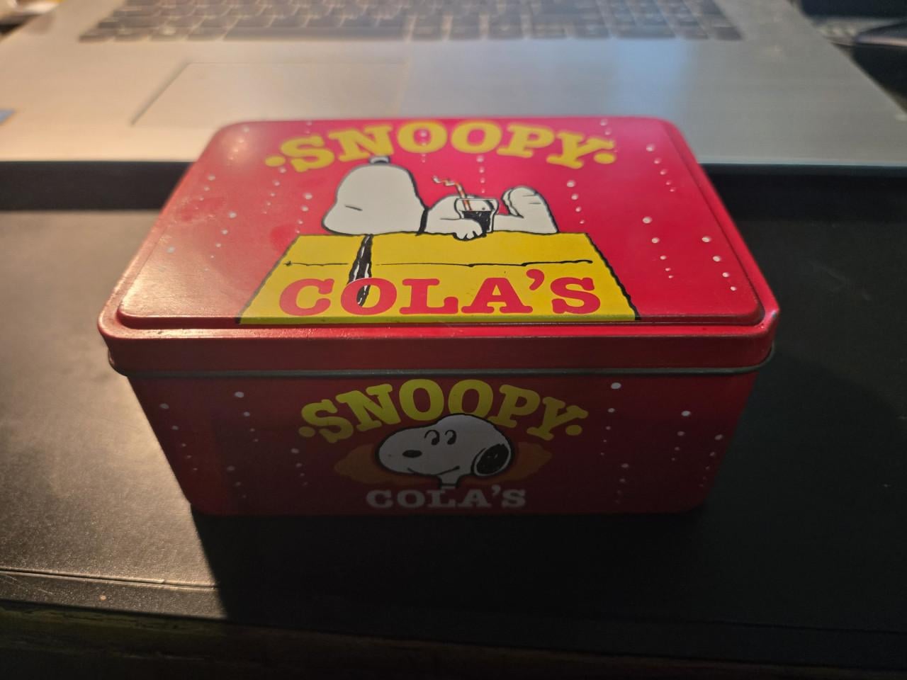 Blik Snoopy Cola's van Melle  Leeg  L 11,8 Br 8,7 H 5,4 cm