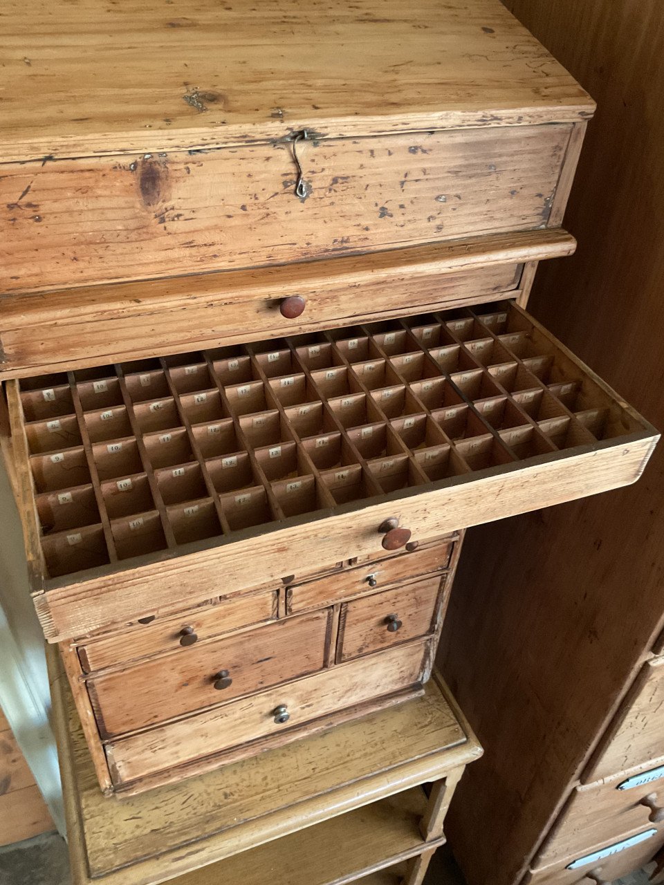 Horlogemakerskast uit Frankrijk