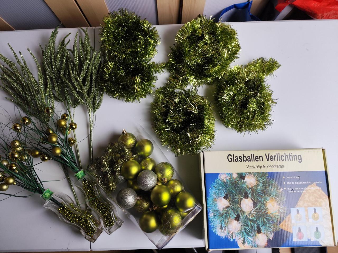 Kerstballen groen partij, incl slingers + nog veel meer