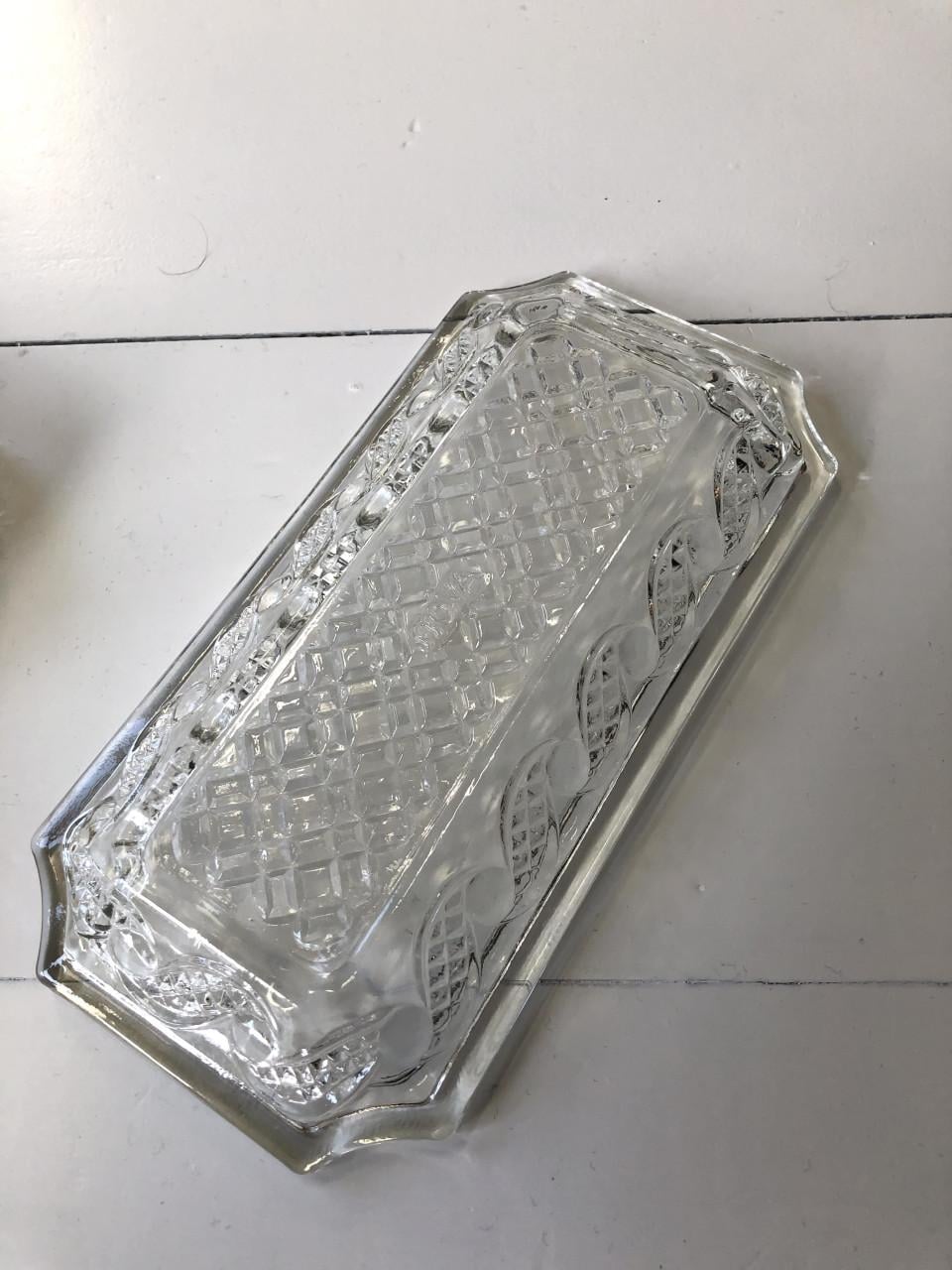 Zeer mooi gedetailleerd brocante botervlootje van geperst glas