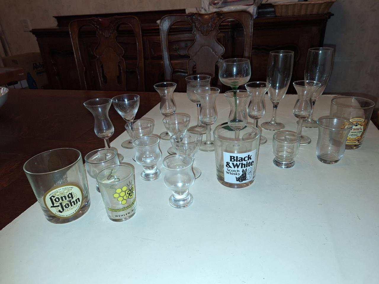 23 diverse borrelglaasjes