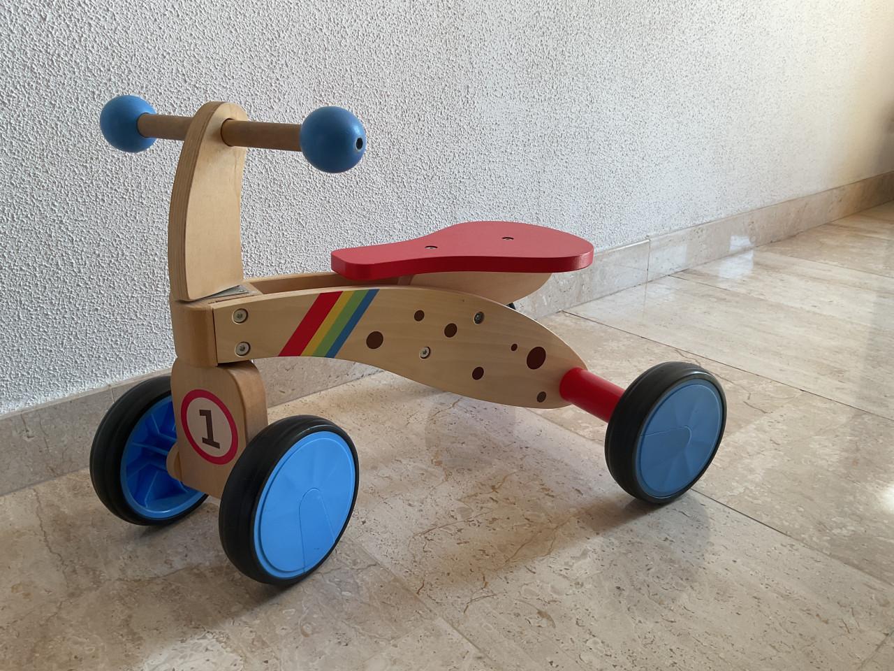 Houten loopfietsje