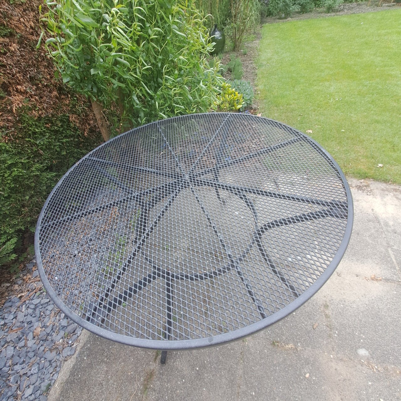 Stevige Tuintafel (ijzer) en 4 stoelen ( ijzer)