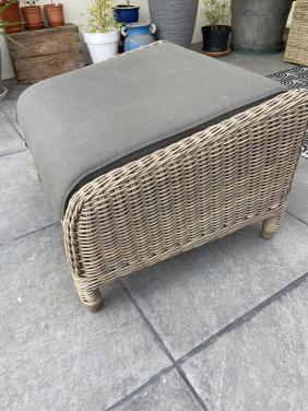 Voetenbank voor buiten. 4 seasons outdoor. Breedte 76 x Diepte 63 x H 46