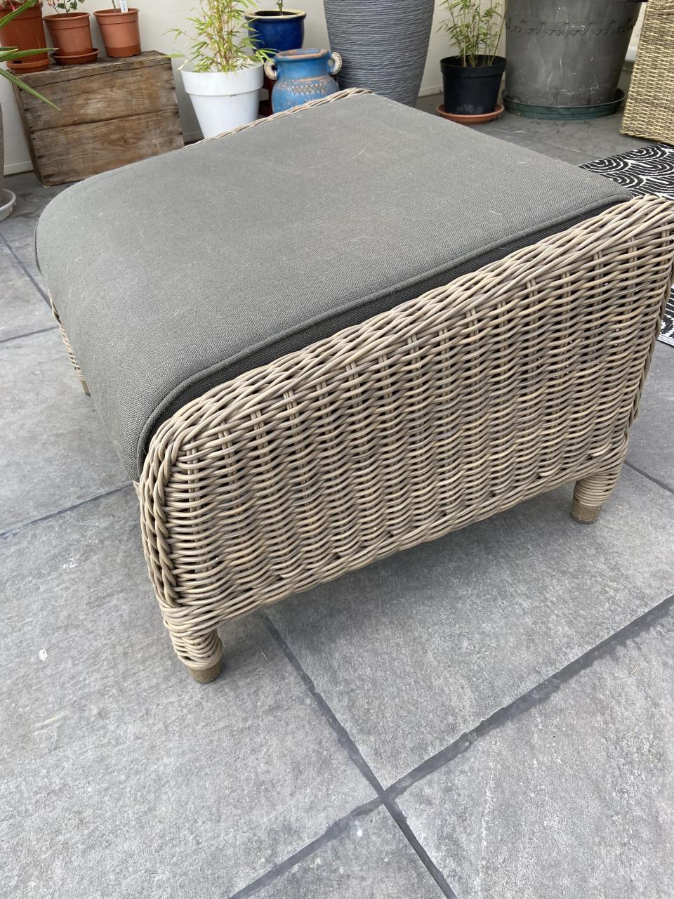 Voetenbank voor buiten. 4 seasons outdoor. Breedte 76 x Diepte 63 x H 46