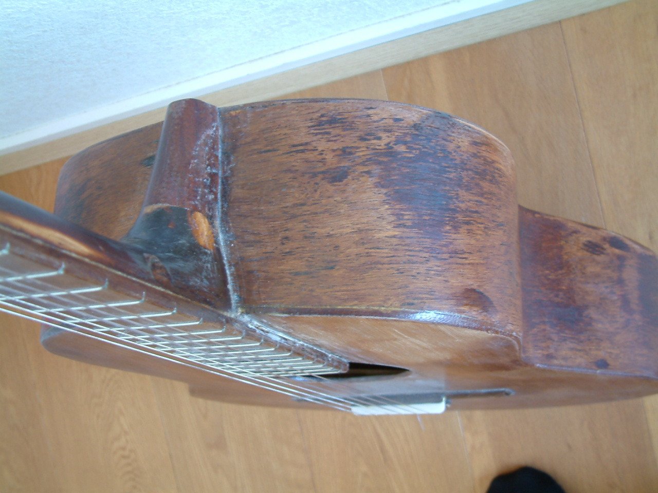 Klassiek  gitaar  goede klank is een oudere goede gitaar die je vlug pakt