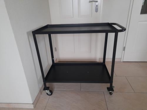 Zwarte Trolley / serveerwagen (in goede nette staat ) 89 x 45 x 82H