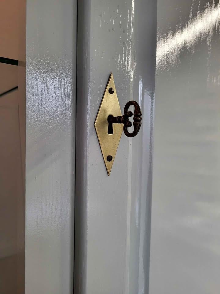 Prachtige buffetkast in de kleur saliegroen