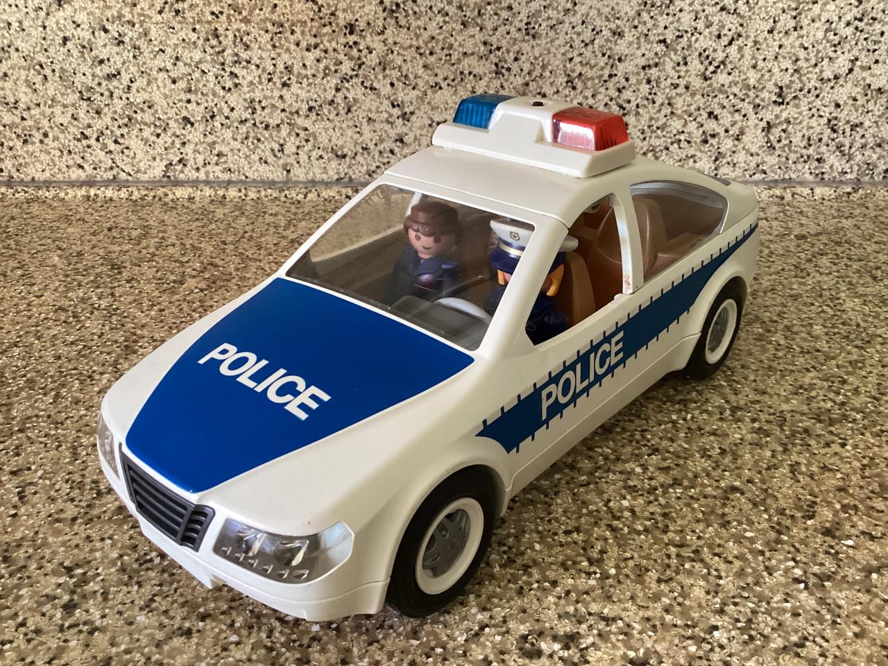 Playmobil. Politie-auto incl. bestuurder, bijrijder en boef.