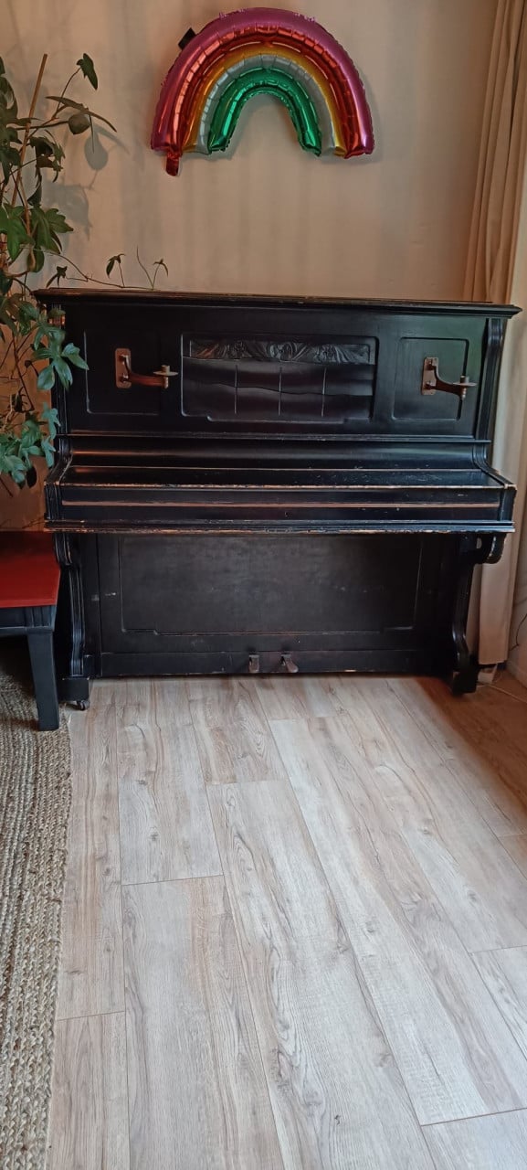 Piano gratis ophalen, mooie Zwarte Antieke piano