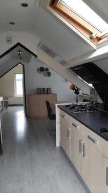Woonruimte (studio) TE HUUR