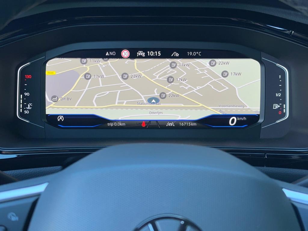 Volkswagen T-roc 1.5 tsi 150pk r-line | black style | keyless | navi | adap