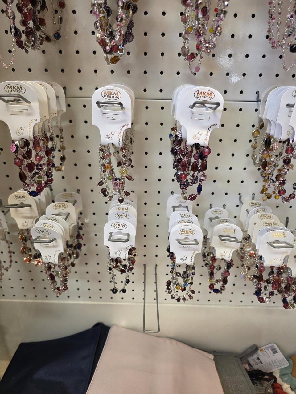 Partij  armbanden en  ketting