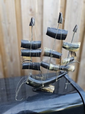Prachtig antiek jaren 50 zeilschip van hoorn (volkskunst italié)....
