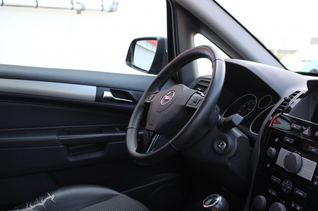 Opel Zafira met 1 jaar apk 1.8 cosmo