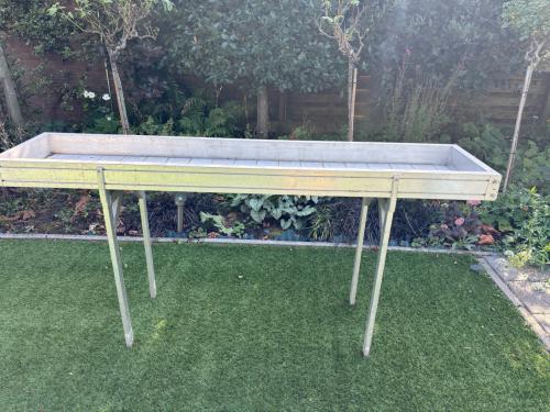I.z.g. staat aluminium kweek tafel met een verdiepte bak