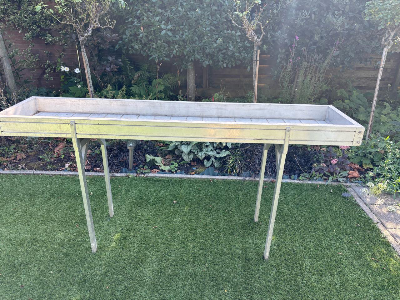 I.z.g. staat aluminium kweek tafel met een verdiepte bak