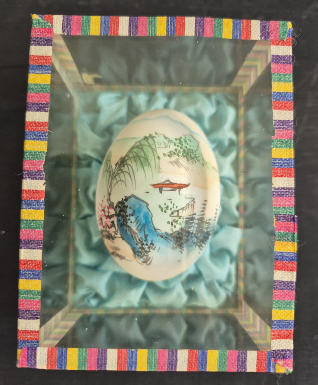 Vintage handbeschilderd ei in glazen vitrine Chinees of Japans,