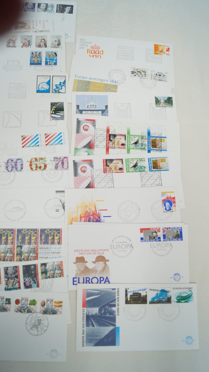 Postzegelalbum, eerstedagenveloppen en speciale catalogus 2005.