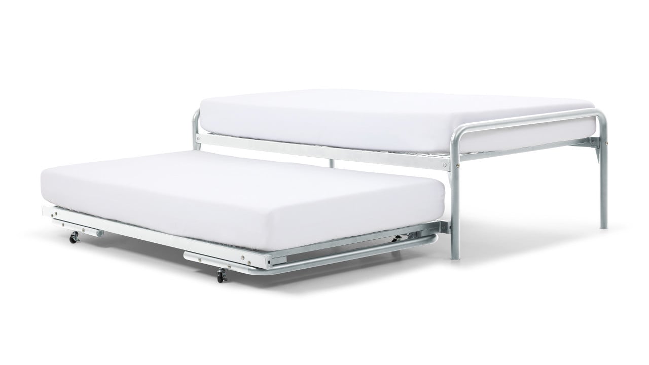 Bed met onderschuifbed met matrassen