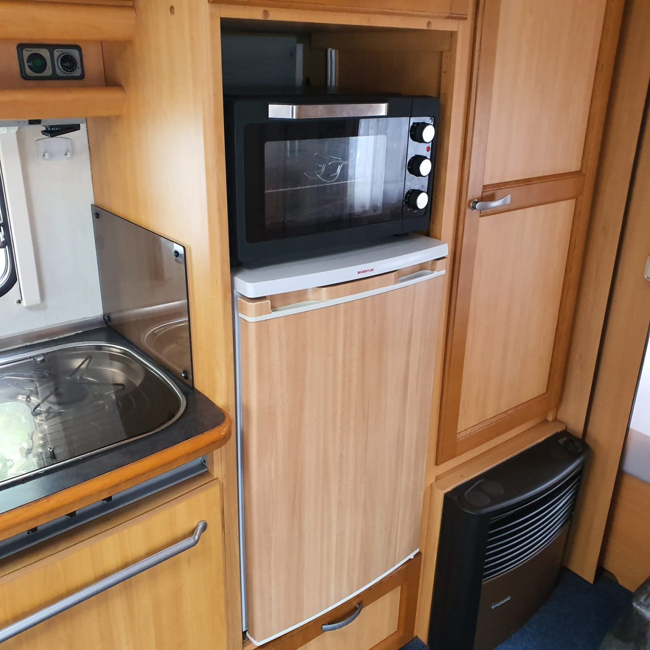 LMC 560 Dominant met voortent, mover en airco (lengtebedden)