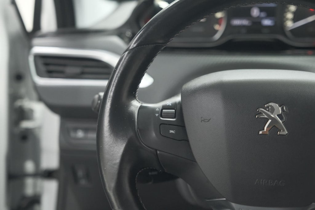 Peugeot 208 puretech 82 blue lease executive | parkeersensoren | navigatie 