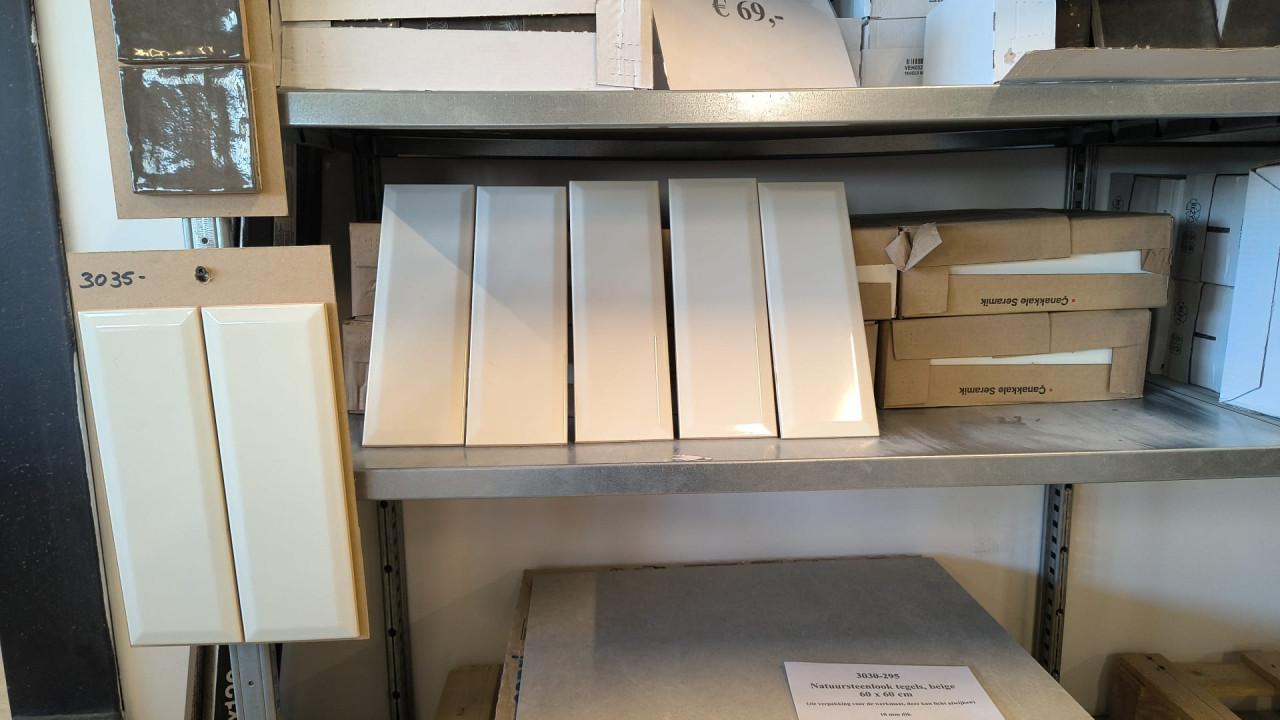 3035-314 ca 51,3 m² metro tegels, glanzend crème, 10x30 cm. 24,95 per m²