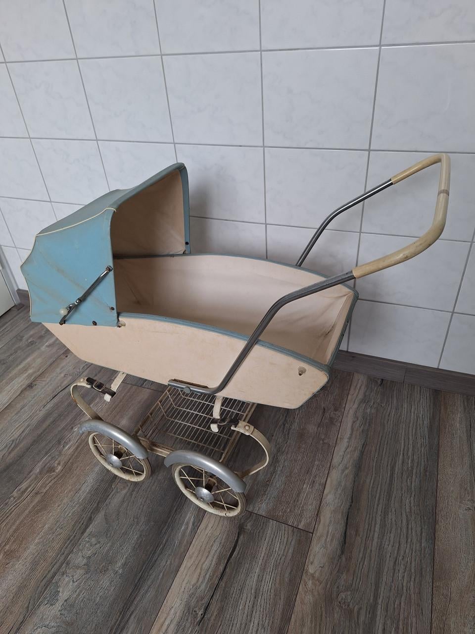 Vintage poppenwagen
