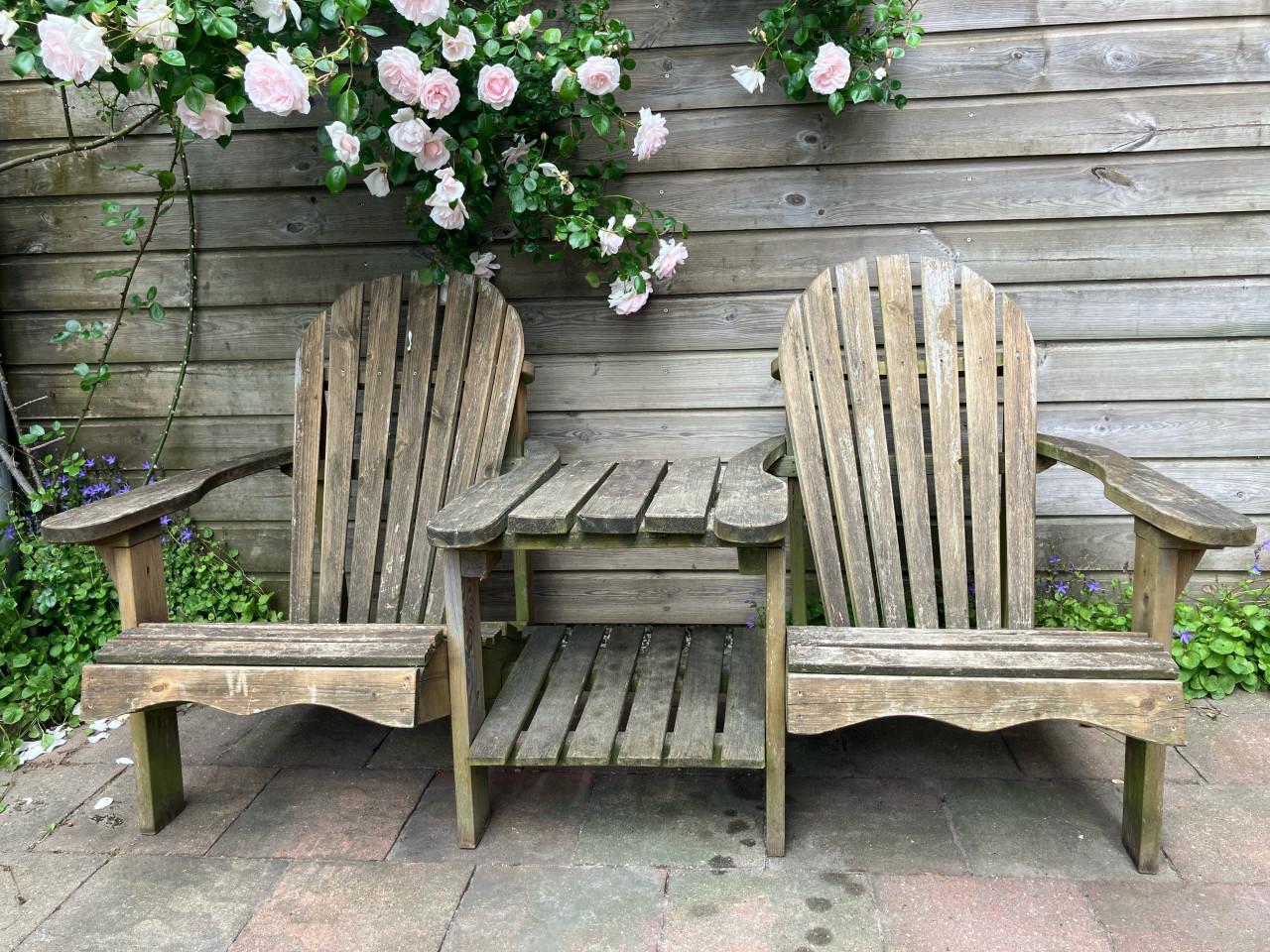 Adirondack tuinset met 2 stoelen en tafel - gebruikte staat