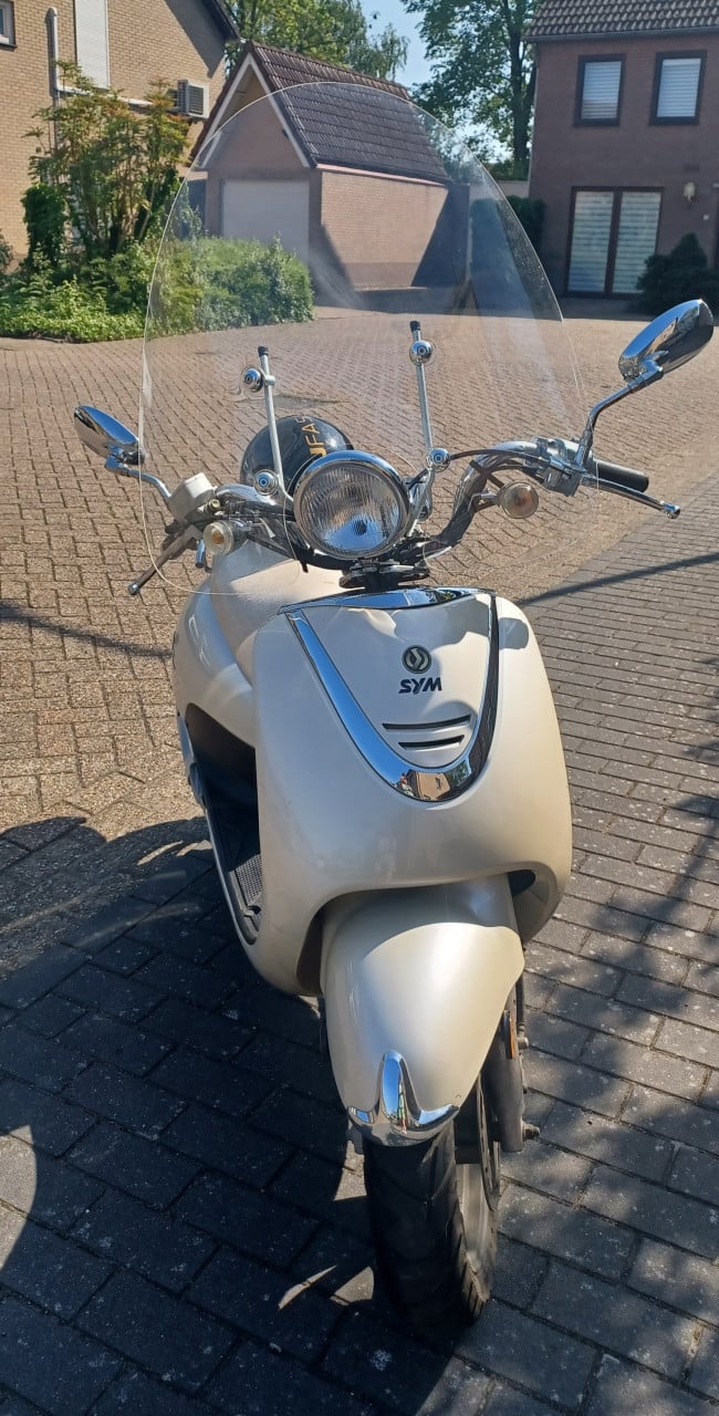 Sym Allo retro scooter