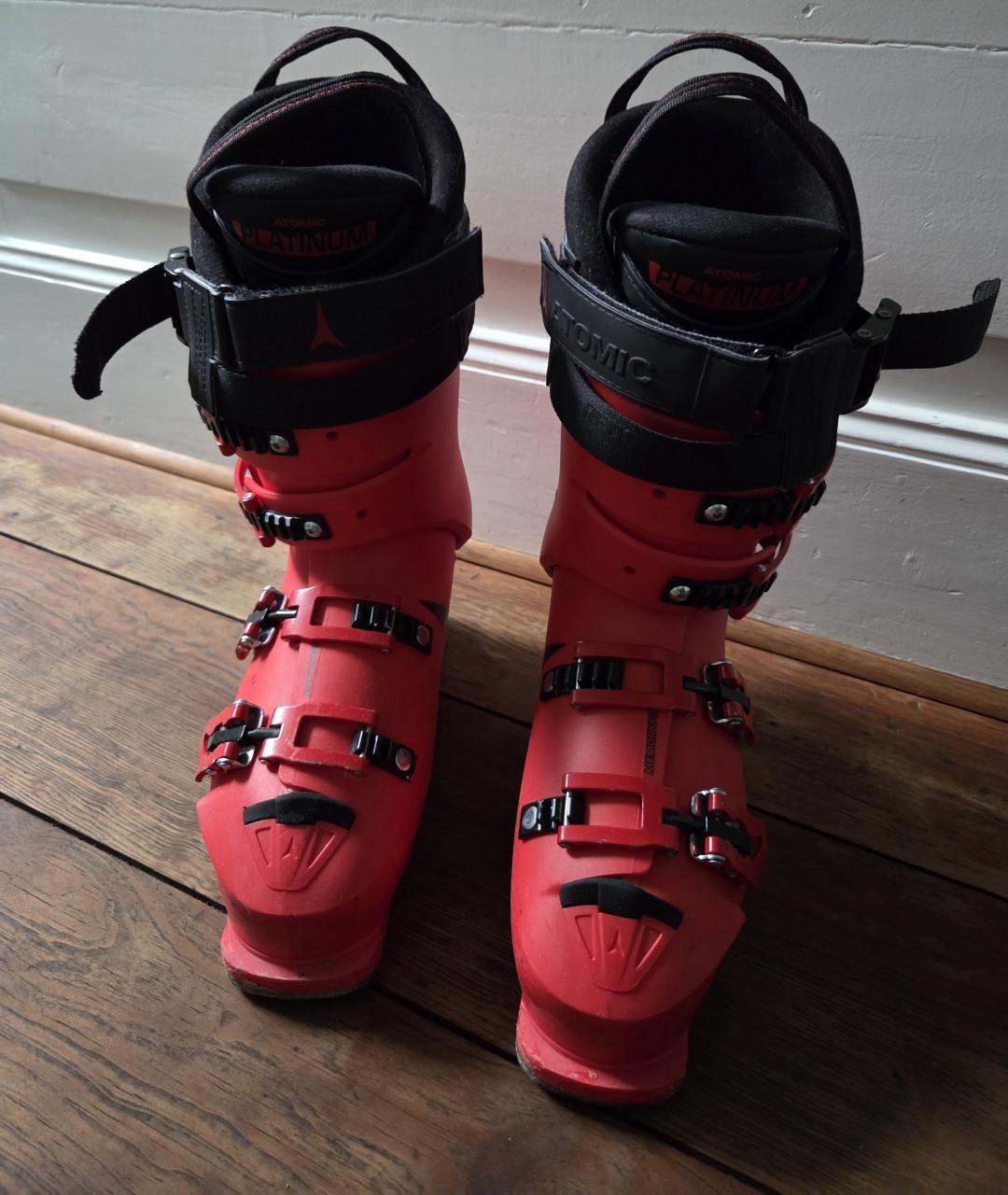 Rode skischoenen Atomic Redster Club Sport 130