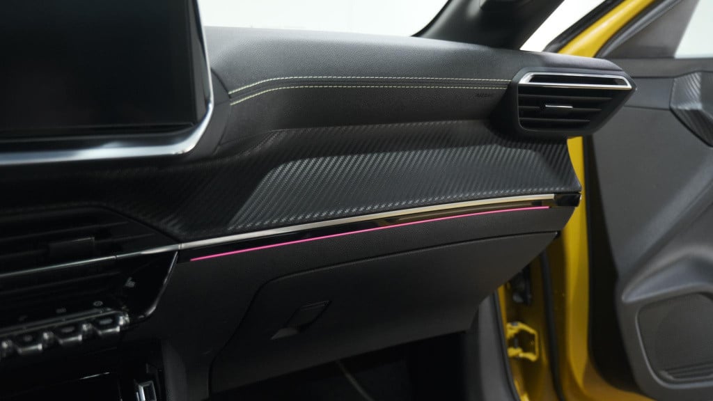 Peugeot 208 puretech 100 eat8 gt-line | trekhaak | adaptieve cruise control
