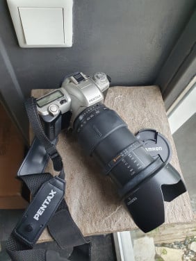 Mooie Pentax MZ 50 camera met heel grote tamron telezoomlens....