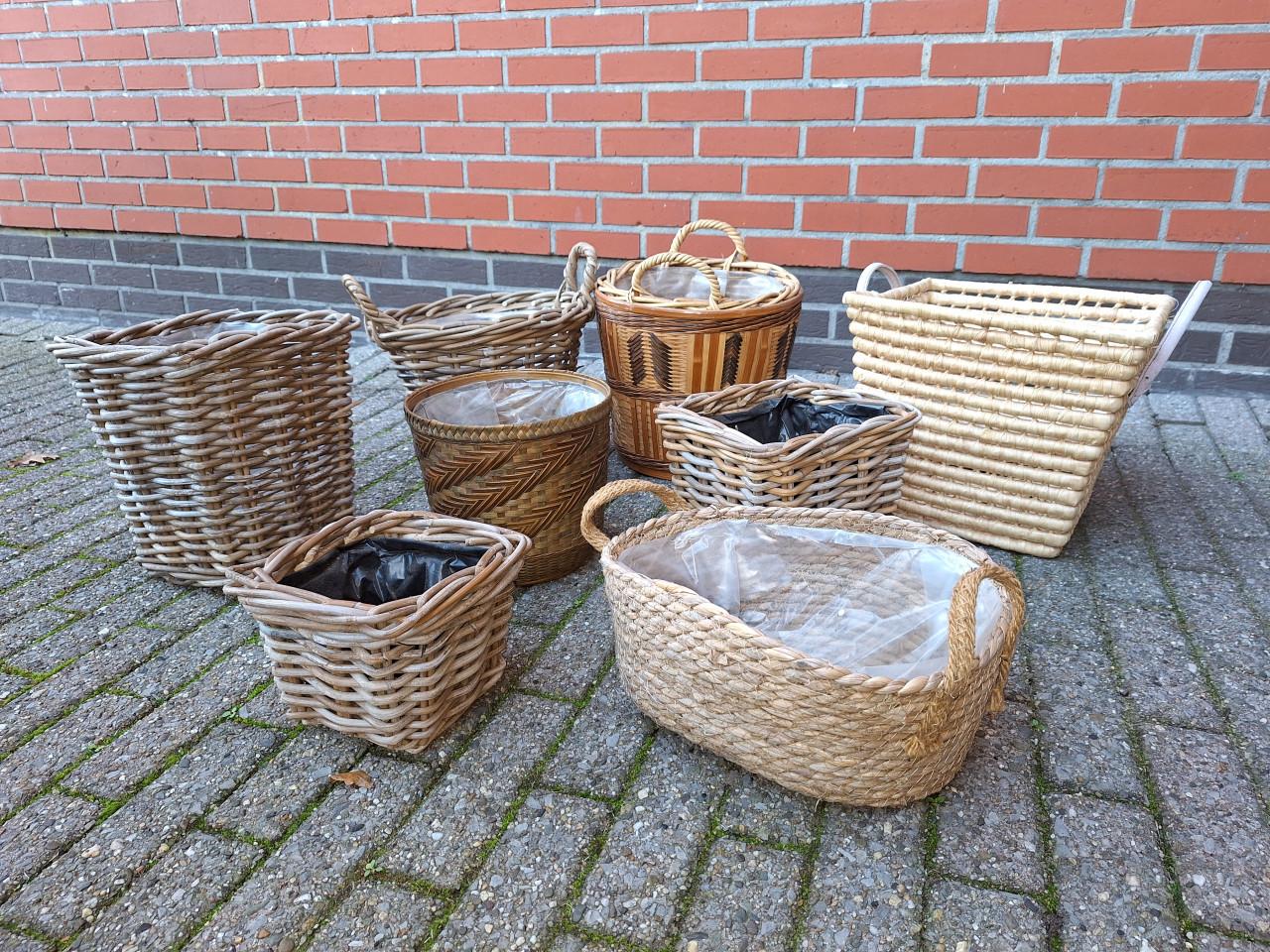 8 Rieten mandjes