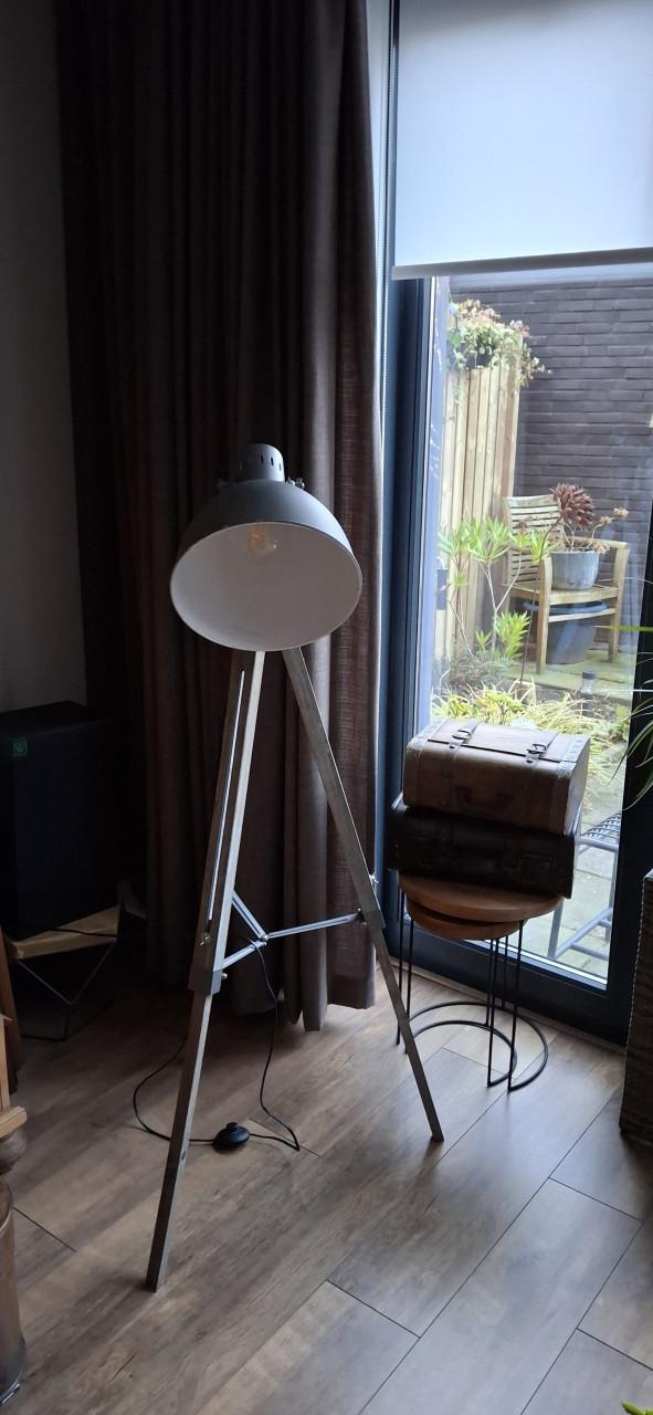 Staande driepoot lamp
