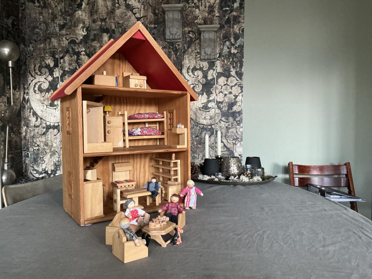 Poppenhuis met houten meubeltjes en accessoires