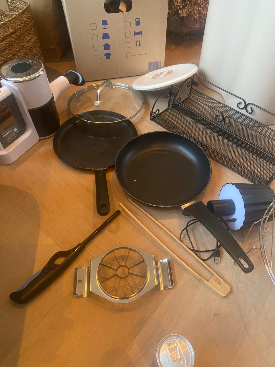 Gratis: verschilende keuken spullen, alles in 1 keer mee nemen.