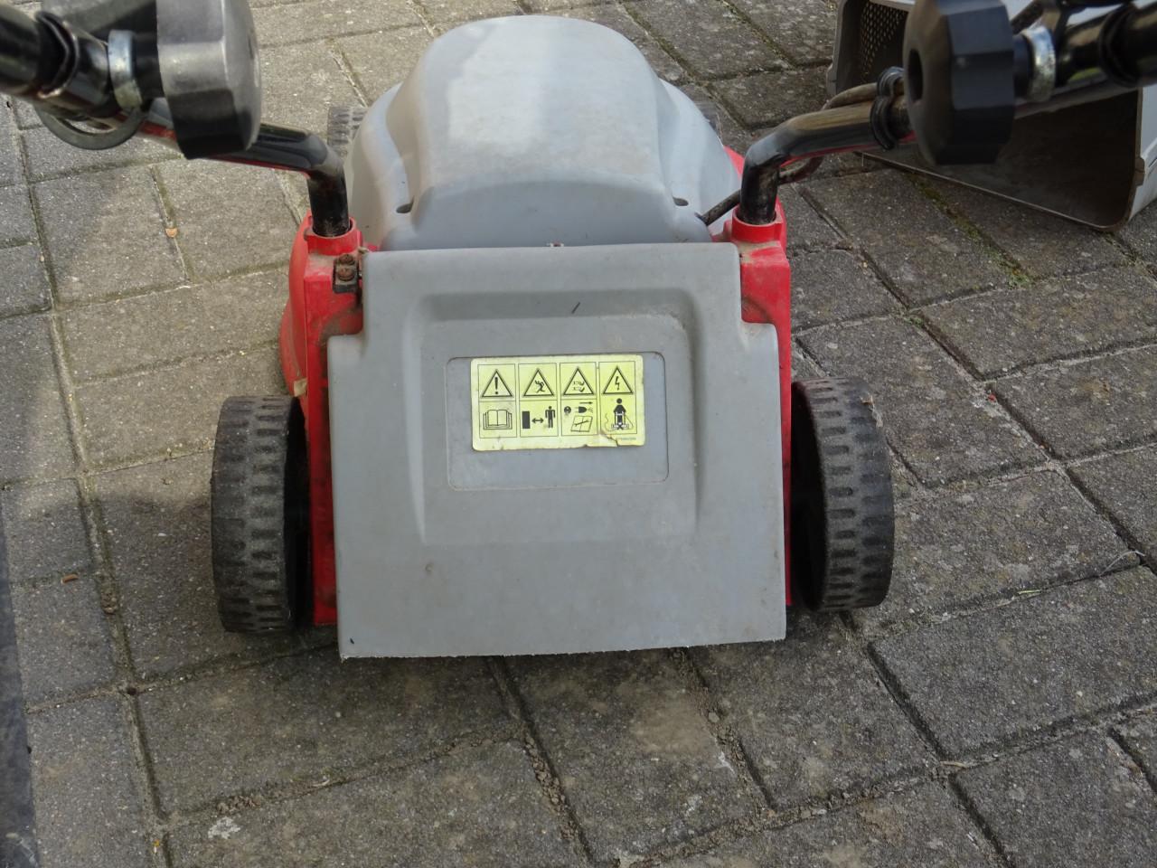 Te koop gazon maaier op 220 volt de stekker er in en maaien