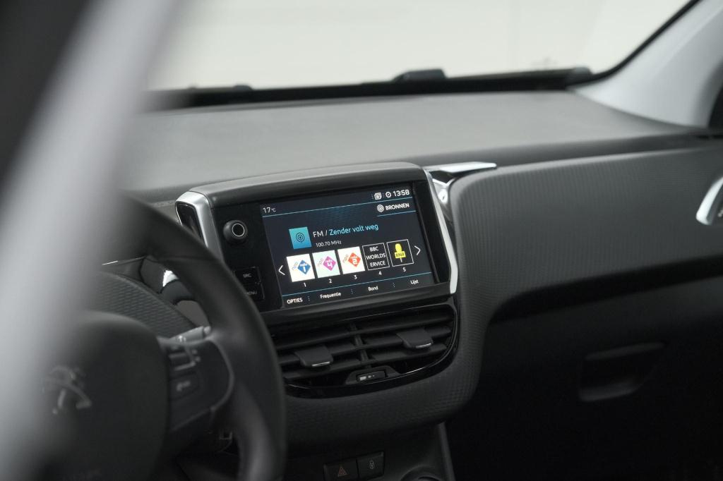 Peugeot 2008 puretech 110 blue lion | trekhaak | apple carplay | parkeersen