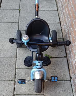 Nog zeer mooie driewieler met trekstang, kleur