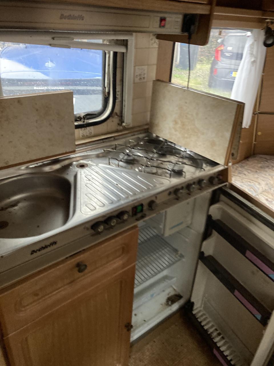 Caravan Dethleffs Nomad 5p met kenteken, sani en voortent