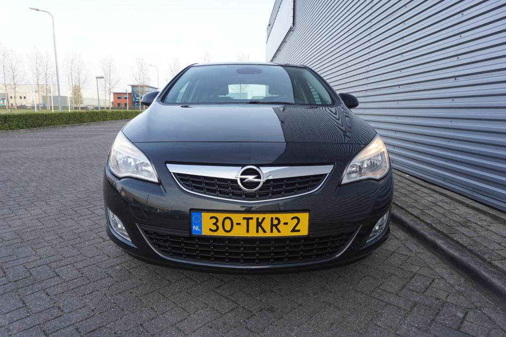 Opel Astra 1.4 turbo cosmo airco / cruise / parkeers. / elektr. ramen / tre