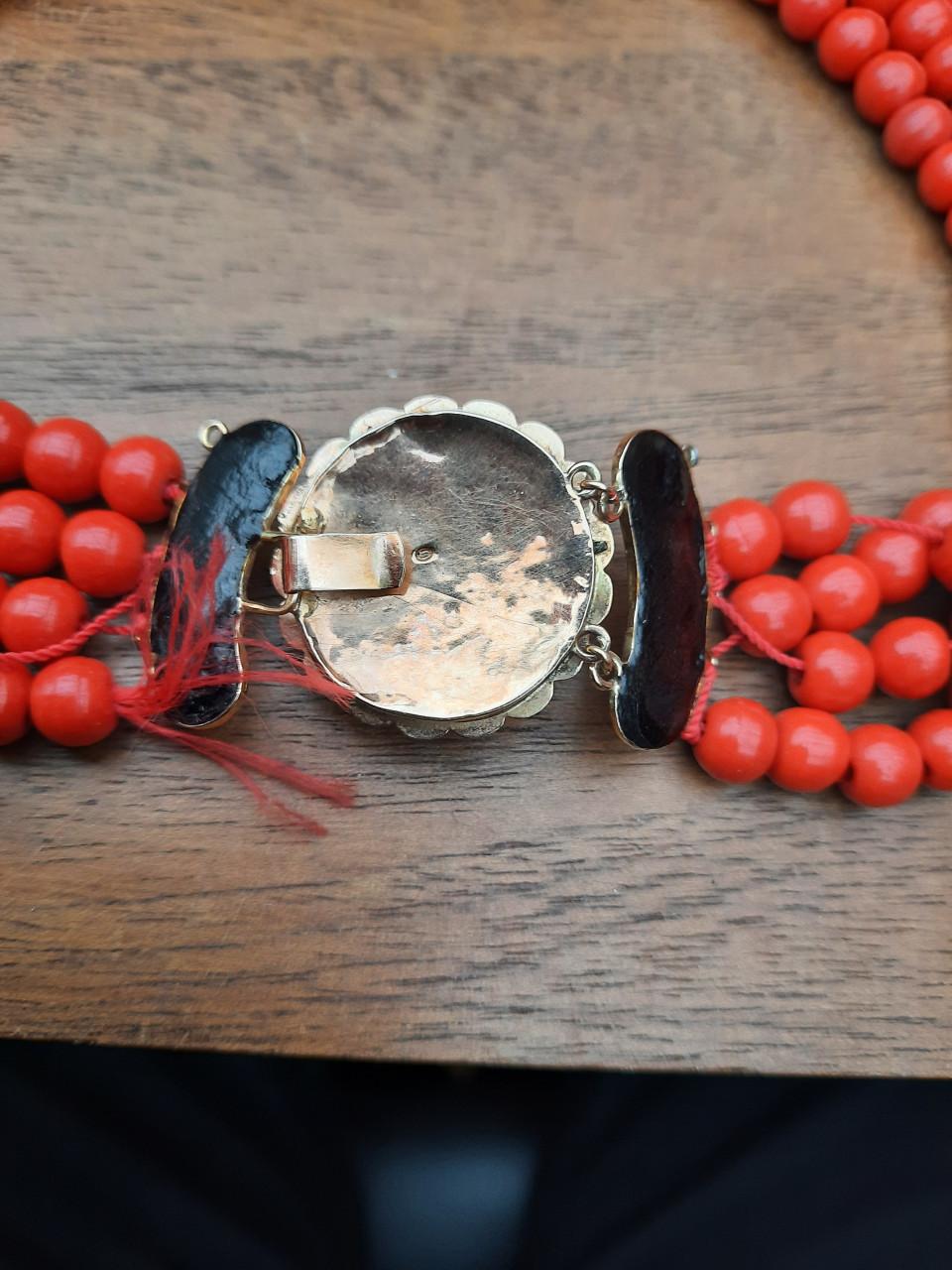 Rode kralen ketting met fraai gouden slot.