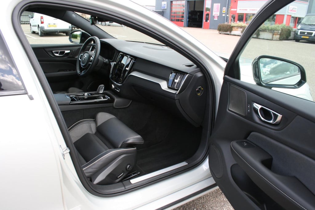 Volvo V60 2.0 t6 recharge awd r-design