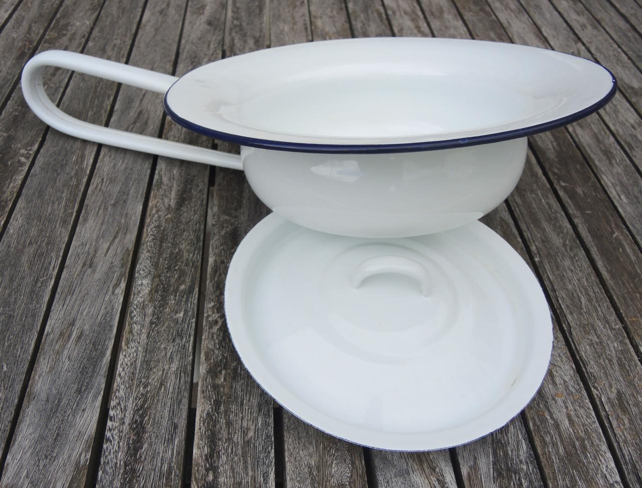 Emaille ondersteek / bedpan met deksel + emaille po