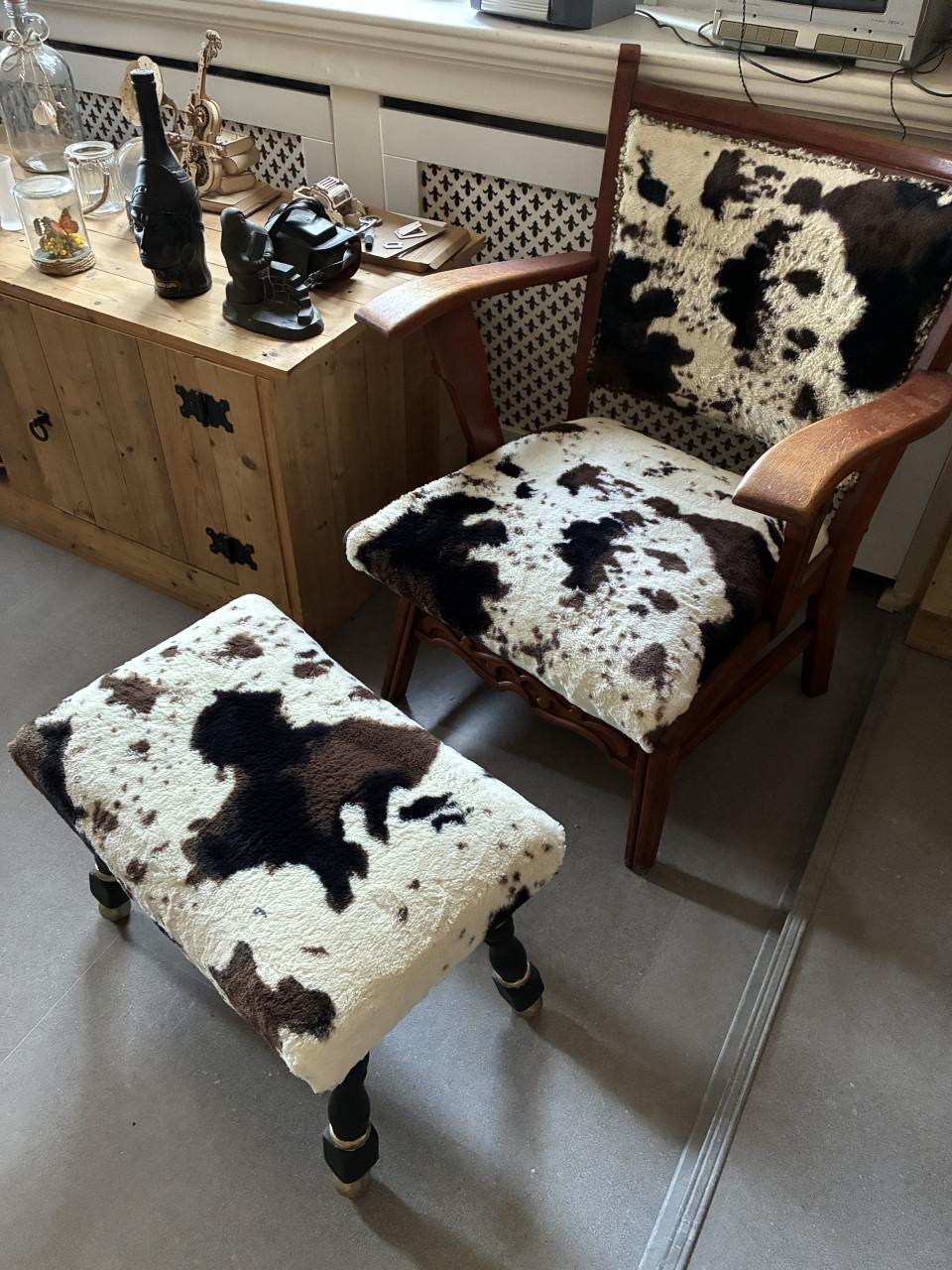 Unieke fauteuil met voetenbankje