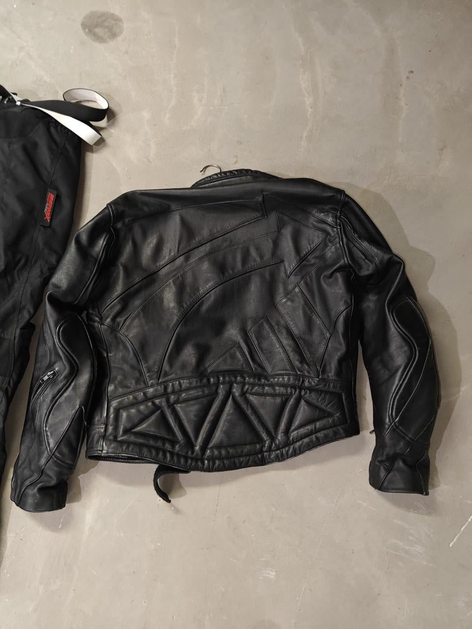 Complete Motoroutfit: Leren Jas, Broek, Handschoenen & Tas