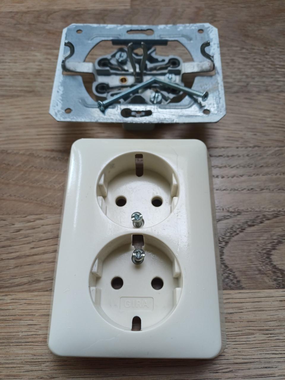 Twee dubbele inbouw wcd (wit) + 1 dubbele opbouw wcd (gebroken wit)